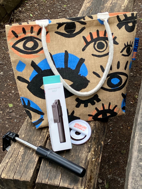 Selfie jute bag awith light, selfie stick and diffusers.