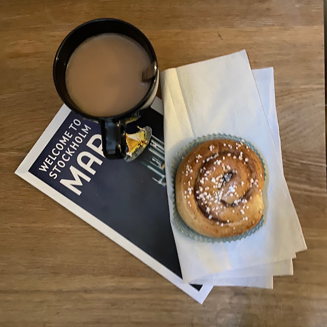 Cinnamon bun ad coffee on table