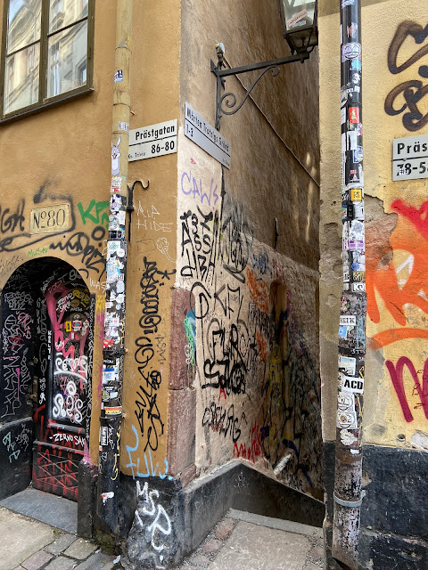 Photo of graffito on Swedens narrowest street Marten Trotzigs.