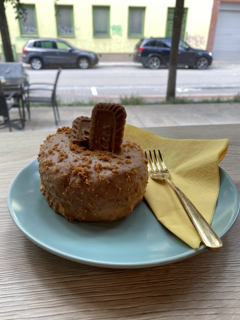 Biscoff Kronut at Yummy Lamy Cafe Brno