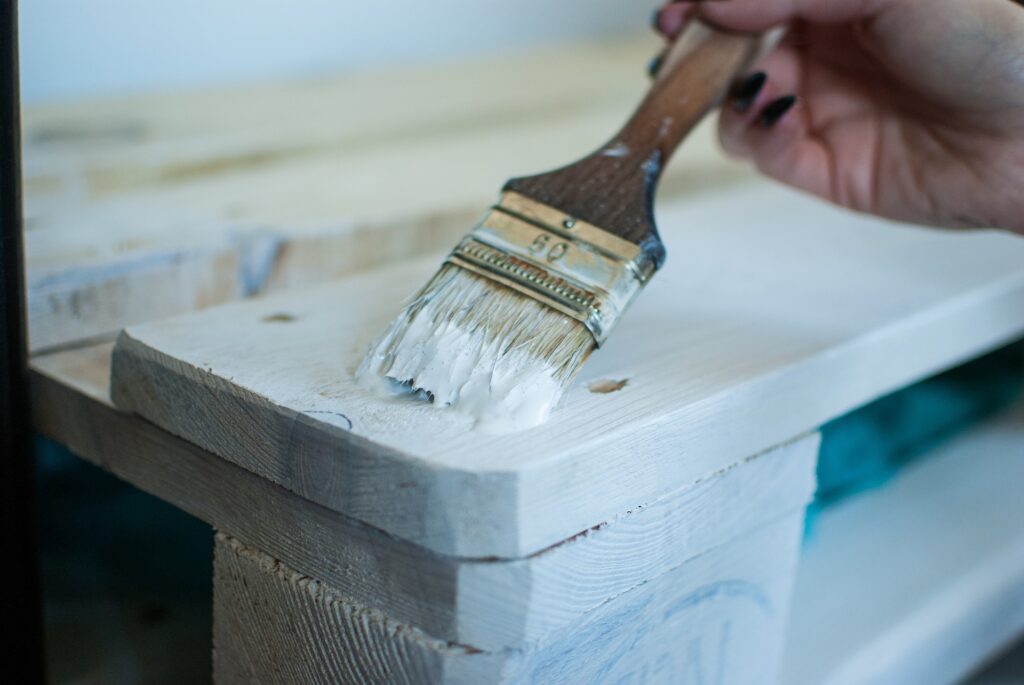 Upcycling a garden chair with white paint 